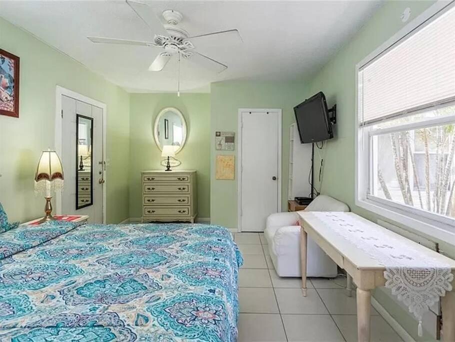 Charming Studio Unit Across From Lido Key Beach Сарасота Екстер'єр фото